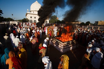 Le feu sacré des Bishnoïs, lors du pélerinage de Mukam